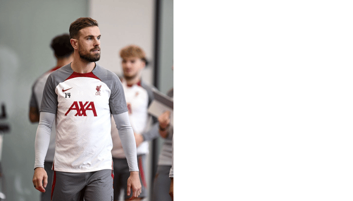 Camisa de Treino Nike Liverpool 2023 em branco, cinza e vermelho. Destaque para logotipos vermelhos escuros. Perfeita para fãs apaixonados do Liverpool.